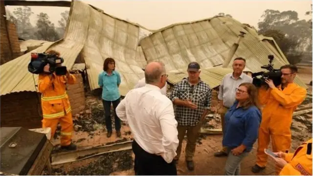 Австарлиянын өкмөт башчысы Скотт Моррисон эмгек өргүүсүнөн чукул кайтып келүүгө аргасыз болду