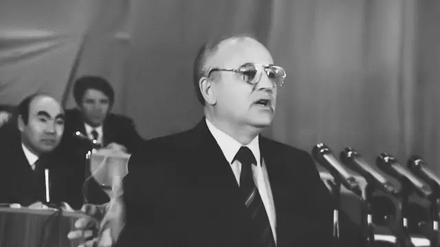 СССРдин биринчи жана акыркы президенти Михаил Горбачев Бишкекте өлкөнүн саясий элитасынын алдында сүйлөп жатат.