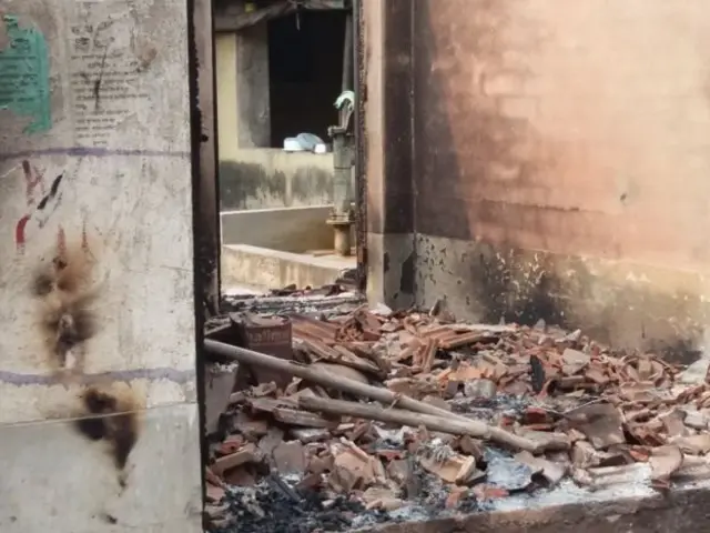 धूलागढ़ में जला हुआ घर