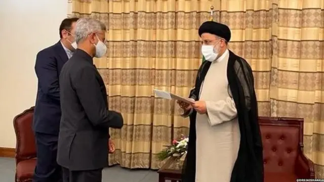 तेहरानमध्ये नवनिर्वाचित राष्ट्राध्यक्ष इब्राहिम रईसी यांच्यासमवेत एस. जयशंकर