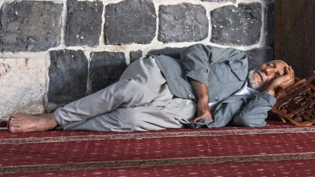 झोपलेला माणूस