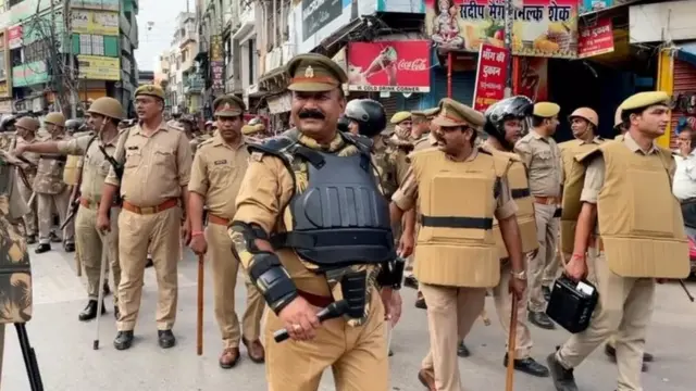 వారణాసిలో పోలీసుల కవాతు