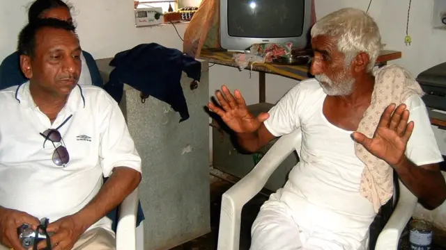 આર્કિયૉલૉજિકલ સર્વે ઑફ ઇન્ડિયાના અધિકારીઓ સાથે શંભુદાન ગઢવી