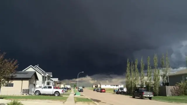 Foto de la ciudad de Three Hills bajo las nubes.