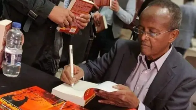 Afrax oo saxiixaya buuggiisa Maanafay