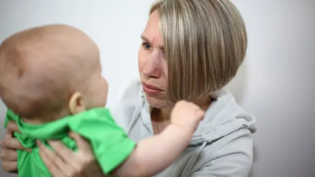 Раздраженная женщина с ребенком