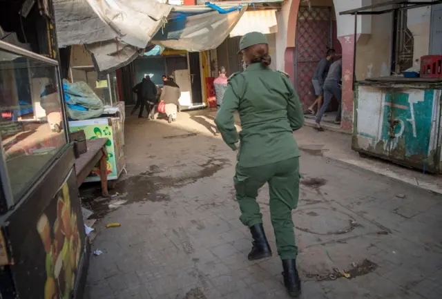 Поліцейська у Марокко розганяє чоловіків, які порушують обмеження на вільне пересування