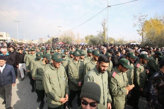 أفراد من الحرس الثوري الإيراني في مسيرة احتجاجية بعد مقتل قائد فيلق القدس، قاسم سليماني في يناير