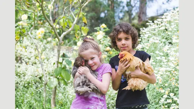 Taleem (neuf ans) avec sa sœur Nim