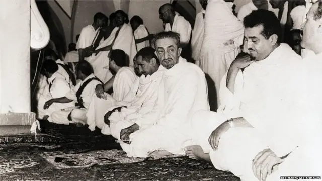 शाह फैसल मक्का में अपने गृह मंत्री शाह फहद और अन्य कैबिनेट सदस्यों के साथ