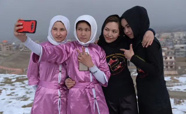 Azimi, wushu sporuyla İran’da bir sığınmacı olarak yaşarken tanışmış.