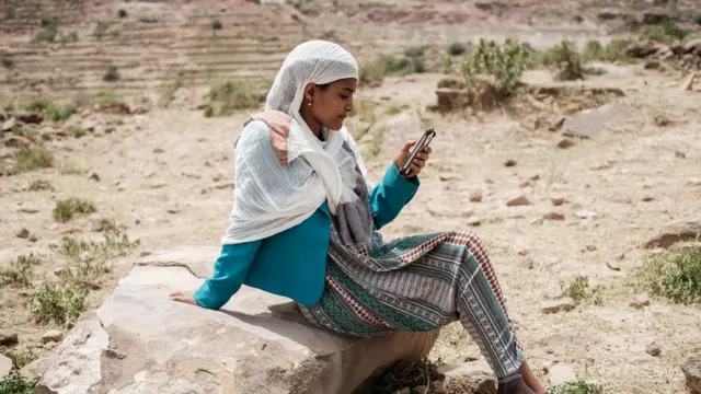 Une jeune femme préoccupée par son téléphone