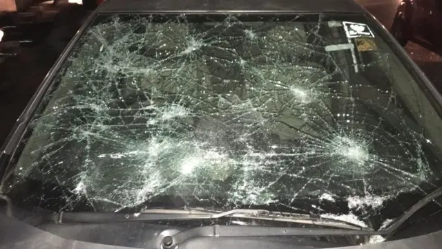 કાચ તૂટેલી કારની તસવીર