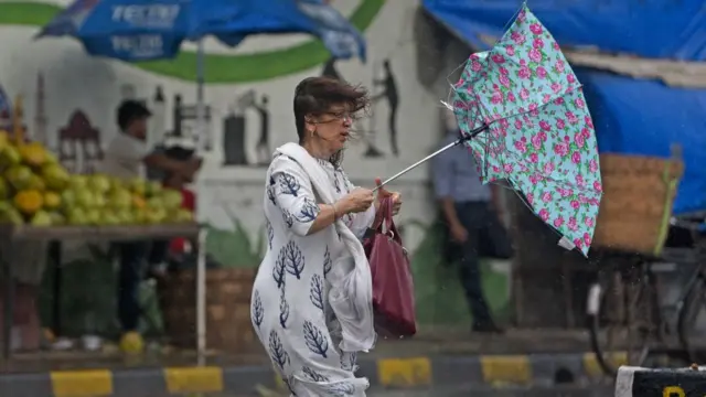 વરસાદમાં મહિલા