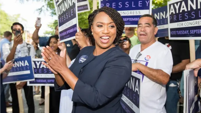 Ayanna Pressley sorri e bate palma duranteusuarios bet365campanha