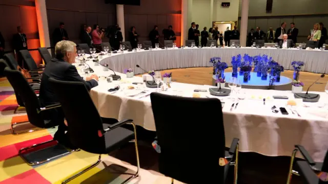 За этим столом три долгих дня решались судьбы Европы