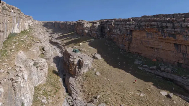 Лагерь международной группы спелеологов