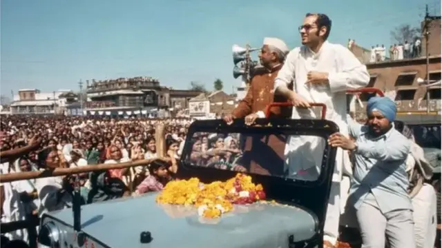 આરકે ધવનના પ્રભાવનું જબરદસ્ત ચિત્રણ ઇંદિરા ગાંધીના સમયમાં વડા પ્રધાન કાર્યલયમાં સંયુક્ત સચિવ રહેલા બિશન ટંડને પોતાની 'પીએમઓ ડાયરી'માં કર્યો છે