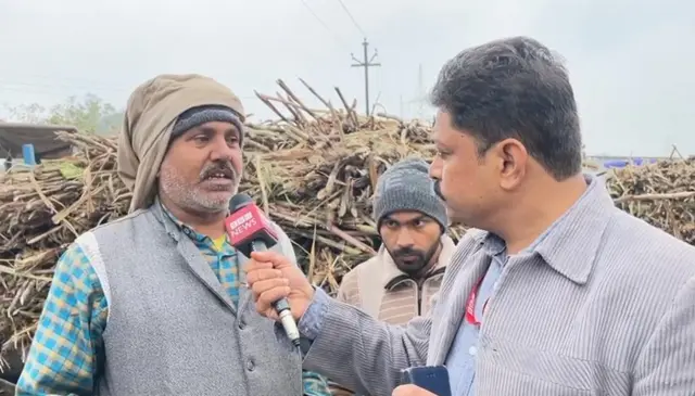 गन्ना किसान से बात करते बीबीसी संवाददाता वात्सल्य राय