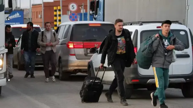 فر عدد كبير من الروس عبر الحدود مع كازاخستان لتجنب تجنيدهم في الجيش خلال الأسبوعين الماضيين