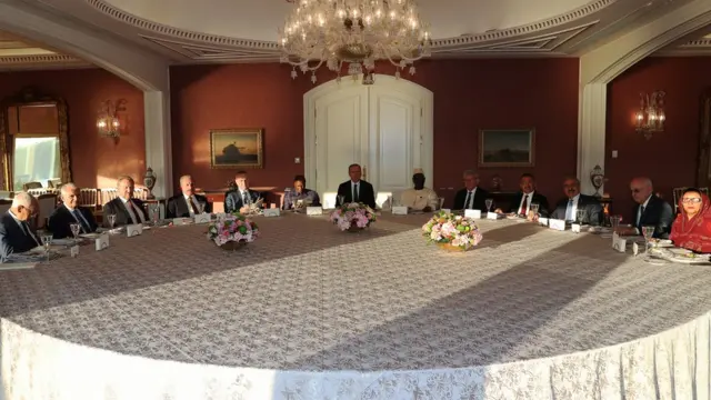 مأدبة طعام يتوسطها أردوغان