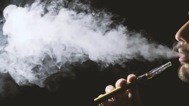 Hombre exhalando vapor