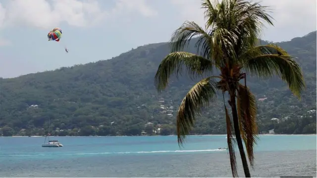 أرخبيل سيشل يعد وجهة للأزواج لقضاء شهر العسل والسياح الأثرياء الذين يعتمد عليهم اقتصاد البلاد