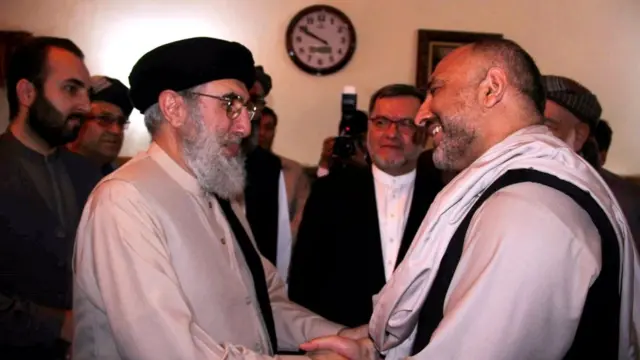 د جلال اباد په جګړه کې حنیف اتمر، چې هغه مهال د نجیب الله د حکومت د ښاد غړی و، په پښه سخت ټپي شو او اوس هم لکړه ګرځوي.