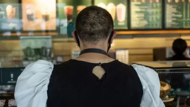 தன்பாலின உறவு: பொய்யாகப் பழகி பணம் பிடுங்கும் கும்பல் பிடிபட்டது எப்படி?