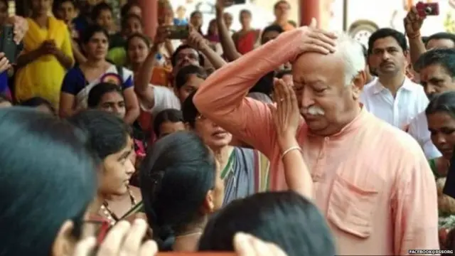 રાષ્ટ્રીય સ્વયંસેવક સંઘના વડા મોહન ભાગવતના કપાળે તિલક કરી રહેલા કન્યાઓ