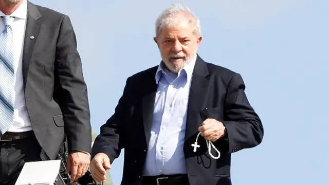 Lula retorna à superintendência da PF após sair para o funeral do neto