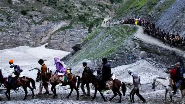 અમરનાથ ગુફા તરફ જઈ રહેલા યાત્રાળુઓ