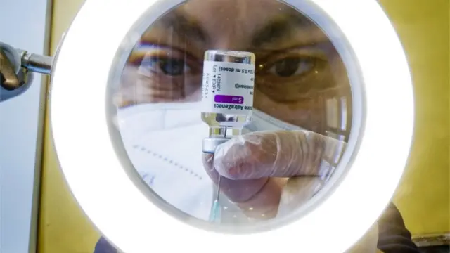 Enfermero manipula un vial con la vacuna de AstraZeneca.