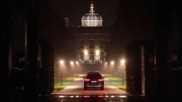 Kraliyet ailesine ait bir araç Lahey'de Bosch Sarayı'na girdi.