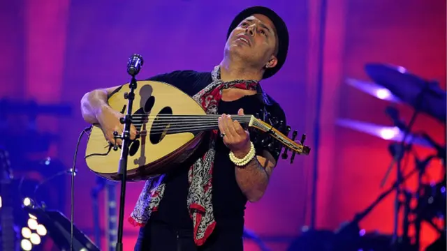 Dhafer Youssef, sur scène, lors de la journée internationale de jazz en 2015 au Global concert organisé par l'UNESCO