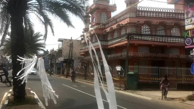 কাত্তানকুডির রাস্তায় সাদা পতাকা।