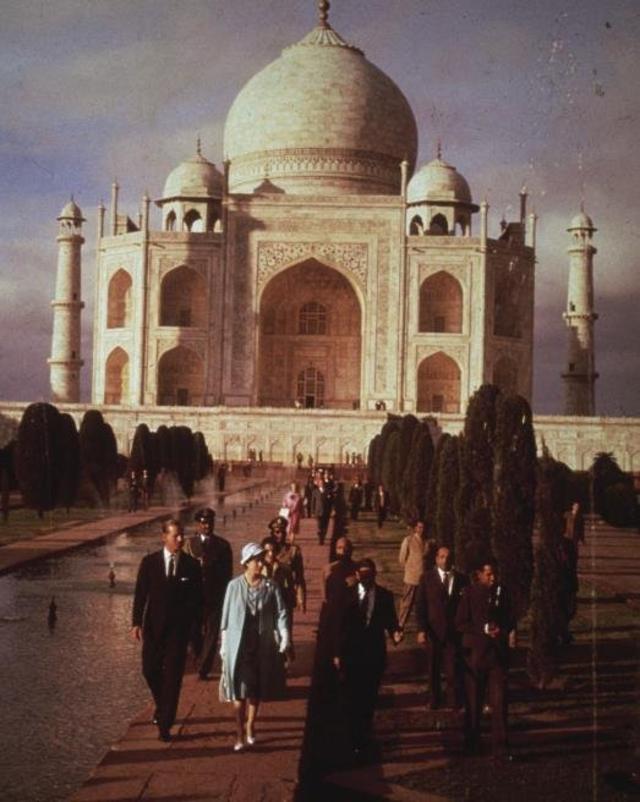 Rainha Elizabeth II e Príncipe Philip, Duque de Edimburgo visitando o Taj Mahal durante sua visita real de seis semanas à Índia, 29 de janeiro de 1961.