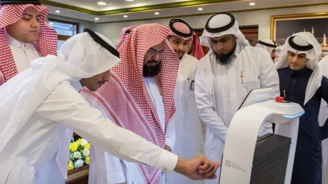 الشيخ عبد الرحمن السديس يتفقد روبوت