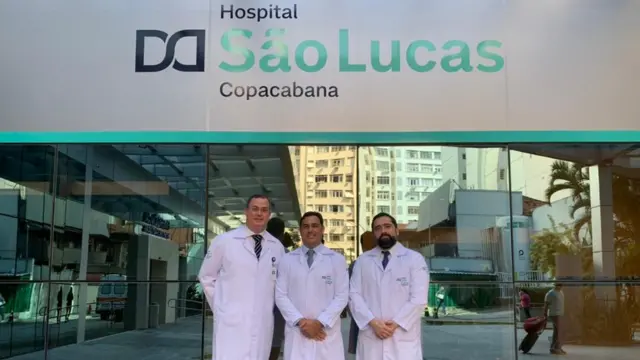 Parte da equipe responsável pelo transplante triplo posamcomo apostar no jogo betanofrente a fachada do Hospital São Lucas