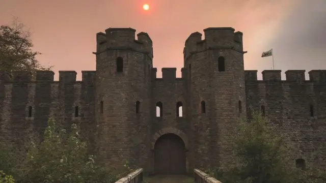 Над замком Кардиффа солнце и небо тоже приобрели оранжевый окрас