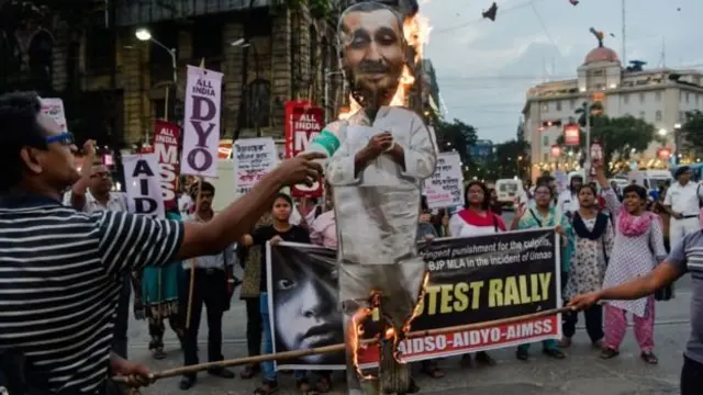 சேங்கருக்கு எதிராகவும், பாதிக்கப்பட்ட பெண்ணுக்கு நீதி கோரியும் கொல்கத்தாவில் நடந்த ஒரு போராட்டம்