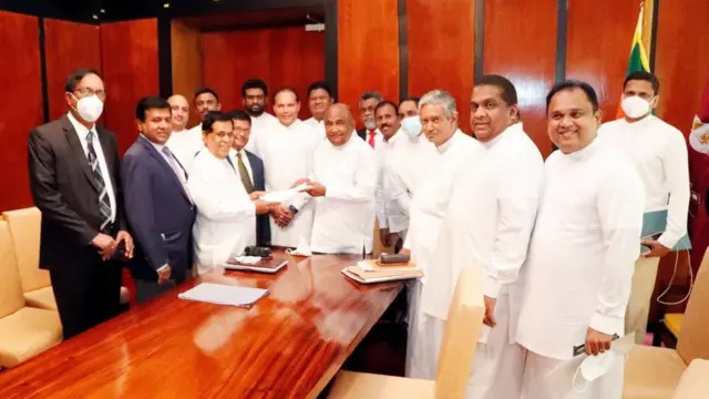 කතානායකවරයාට භාරදුන් 21 වැනි සංශෝධන යෝජනා