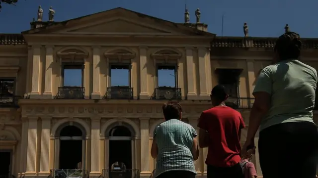 Museu incendiado no domingo