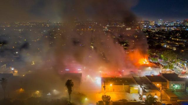 Дым горящих магазинов в Лос-Анджелесе