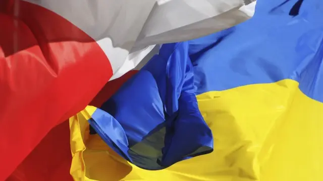 Прапори Польщі та України