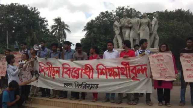 ঢাকা বিশ্ববিদ্যালয়ে ছাত্রছাত্রীদের ওপর নিপীড়নের ঘটনার প্রতিবাদে এর আগে বিক্ষোভ হয়েছে