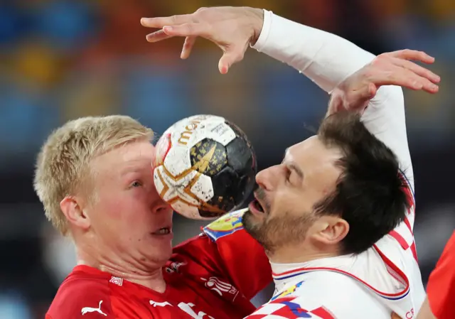 ডেনমার্কের মর্টেন টফ্ট ওলসেন ও ক্রোয়েশিয়ার ইগর কারাচিচ হ্যান্ডবল নিয়ে সংঘাতে। মিশরের কায়রোতে আইএইচএফ হ্যান্ডবল বিশ্ব চ্যাম্পিয়নশিপের সময় তোলা ছবি