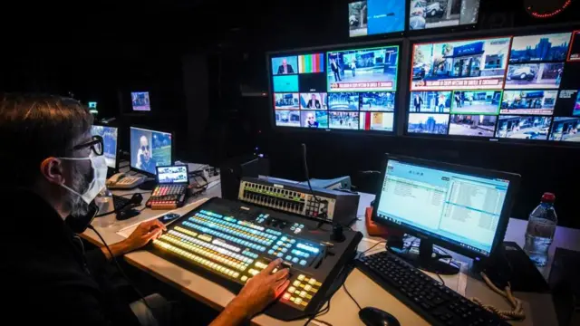 ثمة توازن يتعين على المرء الحفاظ عليه، بين بقائه مطلعا على مستجدات الوباء وتجنبه في الوقت نفسه لأن يُثقل ذهنه بالمعلومات الخاصة بذلك