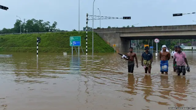 ගංවතුරට කොටු වුනු අධි වේගී මාර්ග පිවිසුමක් (සංරක්ෂිත ඡායාරූපයක්)