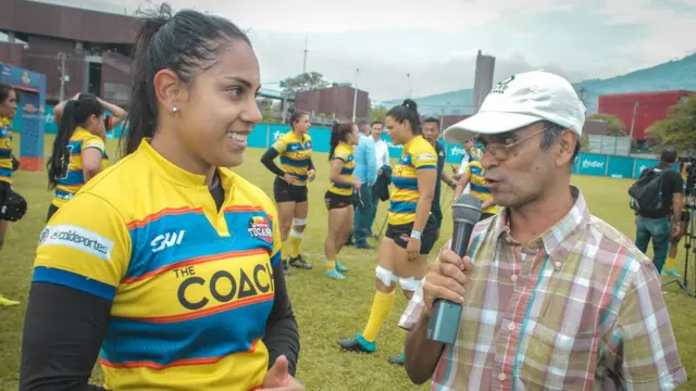 Isabel Romero jugadora de rugby en una entrevista radial.